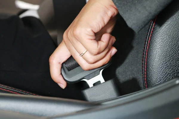 Business woman hand fastening a seat belt. — Stock Photo, Image