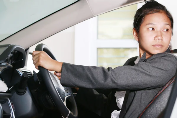 Mulher de negócios faz backup de seu carro — Fotografia de Stock