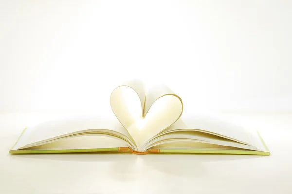 Pagina del libro a forma di cuore — Foto Stock