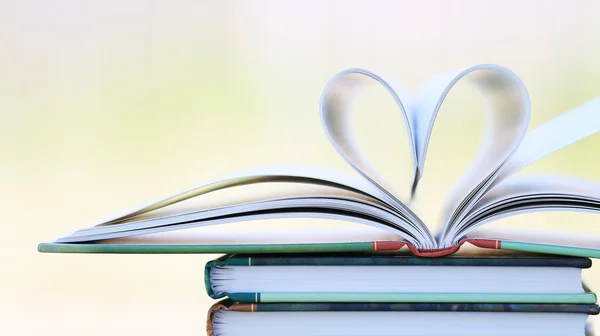 Pagina del libro a forma di cuore — Foto Stock