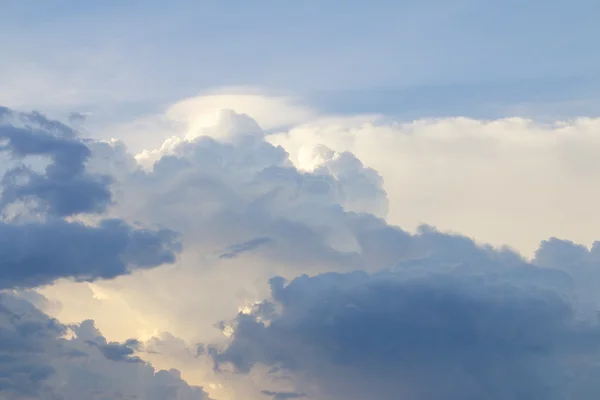 Felhők és az ég. — Stock Fotó