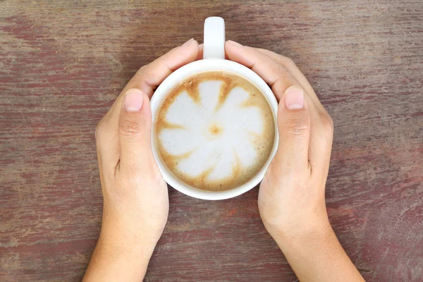 Latte chaude, tasse de café à la main de la femme — Photo