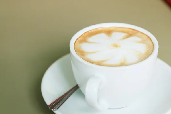 Café caliente capuchino o latte con forma de hoja — Foto de Stock