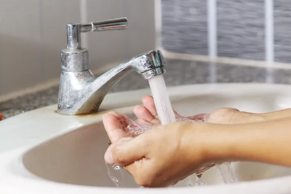 Frau waschen, Hand mit Wasser aus Falle reinigen — Stockfoto