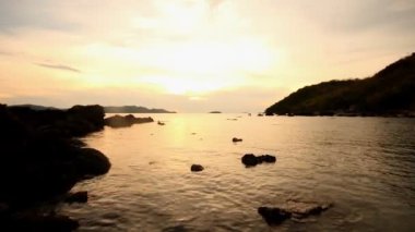 Günbatımı tropikal deniz plaj Bay.