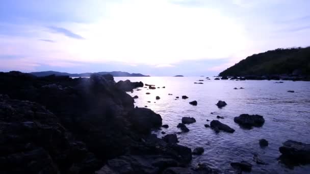 Coucher de soleil dans la baie de plage de la mer tropicale . — Video