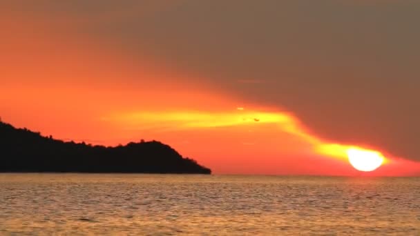 Západ slunce v tropické moře pláže zálivu. — Stock video