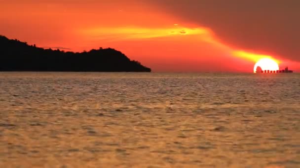 Zonsondergang in de tropische zee strand baai. — Stockvideo