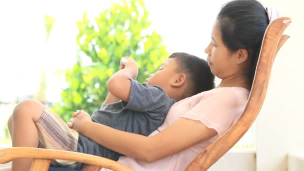 Mère et fils assis sur un fauteuil à bascule . — Video