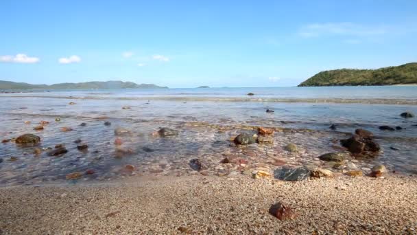 Хвиля вода в море пляжі, прозора вода. — стокове відео