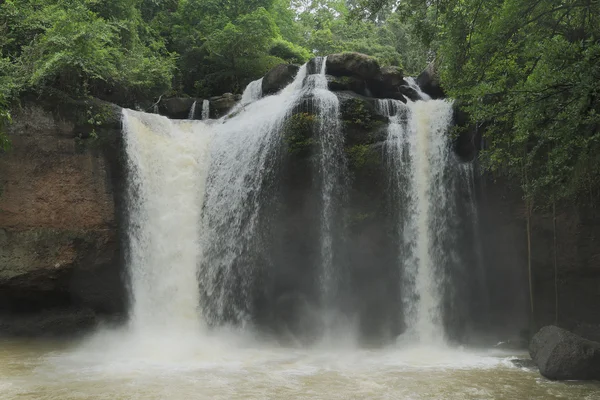 Haew Su Wat Cachoeira floresta tropical — Fotografia de Stock