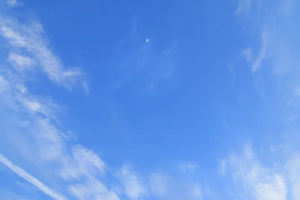 Klarblå himmel och moln. — Stockfoto