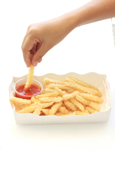 Kvinna hand är doppade i ketchup. — Stockfoto