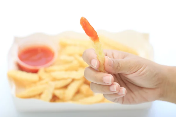 Mulher mão sendo mergulhada em ketchup . — Fotografia de Stock