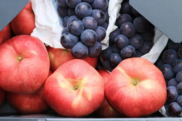 Manzana roja y uva — Foto de Stock