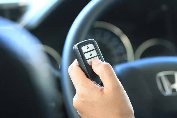 Mujer de la mano sostener un coche llave remota — Foto de Stock