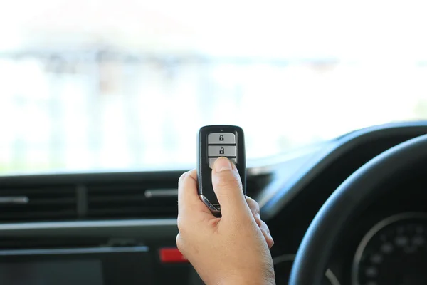 Mulher mão segurar um carro chave remoto — Fotografia de Stock