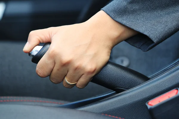 Mujer de negociosponer el coche freno de mano  . — Foto de Stock