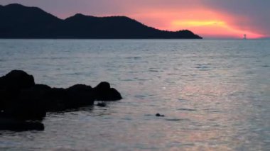 Günbatımı tropikal deniz plaj Bay.
