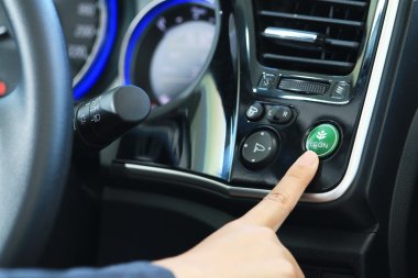 İş kadını bir düğmeye bas