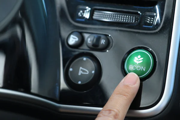 Femme d'affaires appuyer sur un bouton dans la voiture moderne . — Photo