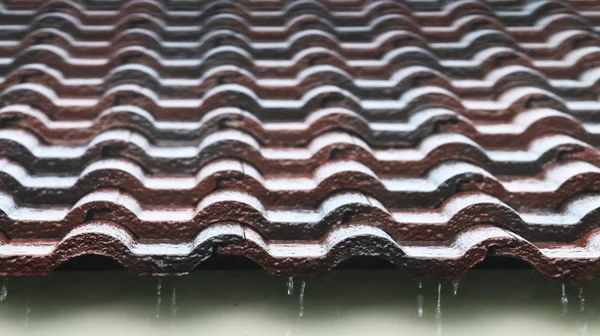 Rain drop on brown brick roof — Stock Photo, Image