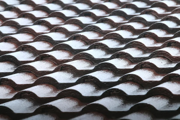 Queda de chuva no telhado de tijolo marrom — Fotografia de Stock