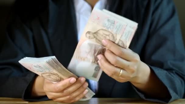 Zakelijke vrouw graaf duizend baht bill opmerking in de hand. — Stockvideo