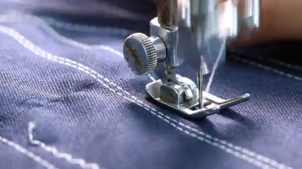 Vrouw die werkt met naaimachine, dicht omhoog Hd Clip. — Stockvideo
