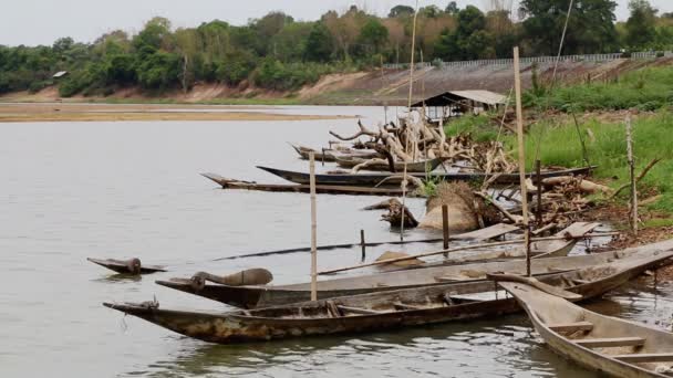 Un barco flotar en el río, HD Clip . — Vídeos de Stock