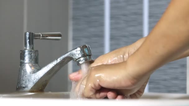 Kvinnan tvättning, rengöring hand av vatten från fällan i handfat toalett. — Stockvideo