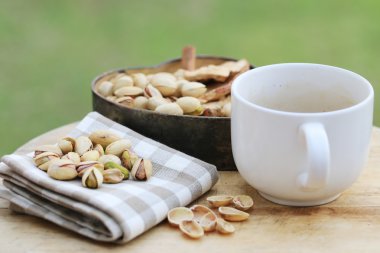 Antep fıstığı ve beyaz kahve fincanı.