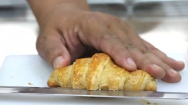 Kruvasan kesme, mutfak arka plan