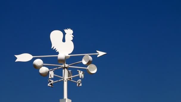 Dirección de la polla del viento girar sobre fondo azul cielo . — Vídeos de Stock