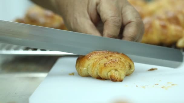 Croissant styckning, kök bakgrund — Stockvideo