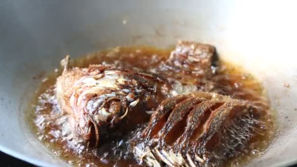 Pan ve kızgın yağ kızartma butterfish. — Stok video