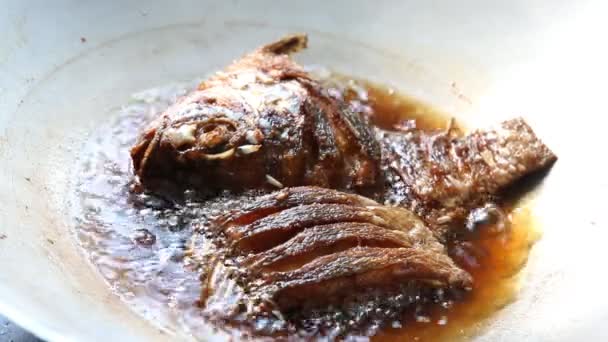 Fritura de peixe em panela de óleo quente . — Vídeo de Stock