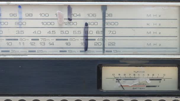 Tuning ελέγχου πίνακα ραδιοφωνικό σταθμό κλίμακα, παλιό ραδιόφωνο, Hd κλιπ — Αρχείο Βίντεο