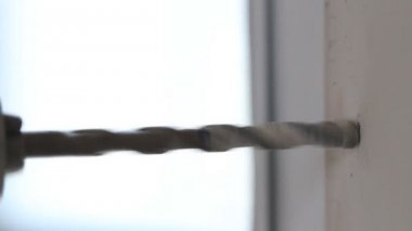 Delik delme beton duvar, inşaat iş yerinde, hd klip.