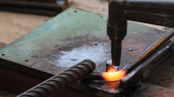 Gas värme skära metall med ficklampa och bockning square bar. — Stockvideo