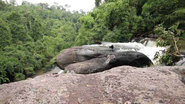 Водопад Хао Су Ват, Национальный парк Кхао Яй, Таиланд . — стоковое видео
