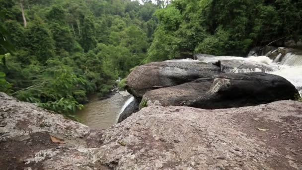 Haew su wat Wasserfall, Khao yai Nationalpark, Thailand. — Stockvideo
