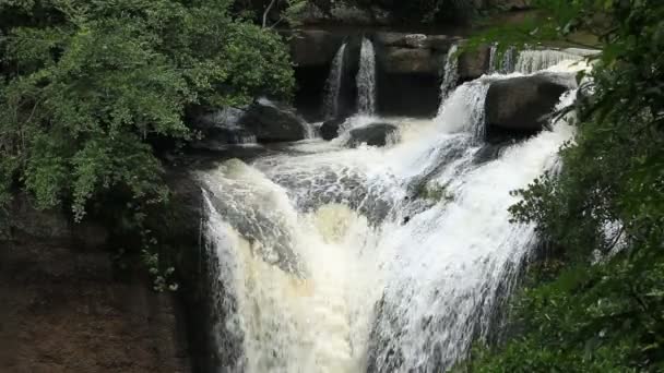 Haew Su Wat vattenfall, nationalparken Khao Yai, Thailand. — Stockvideo