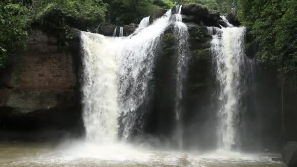 Haew Su Wat vattenfall, nationalparken Khao Yai, Thailand. — Stockvideo