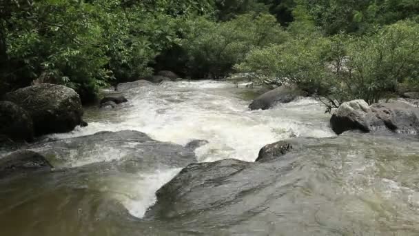 Haew Su Wat vattenfall, nationalparken Khao Yai, Thailand. — Stockvideo