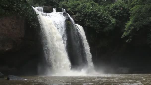 Haew Su Wat vattenfall, nationalparken Khao Yai, Thailand. — Stockvideo