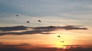Toplama montaj, gün batımı, spor etkinlik, yüksek çözünürlüklü klip, Tayland paraşüt ya da'de sinek grup ayarla.