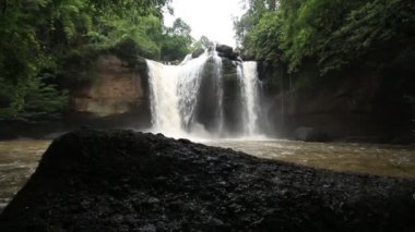 Şelale toplama montaj, Haew Su Wat şelale tropikal orman, Khao Yai Milli Parkı, Tayland ayarla.