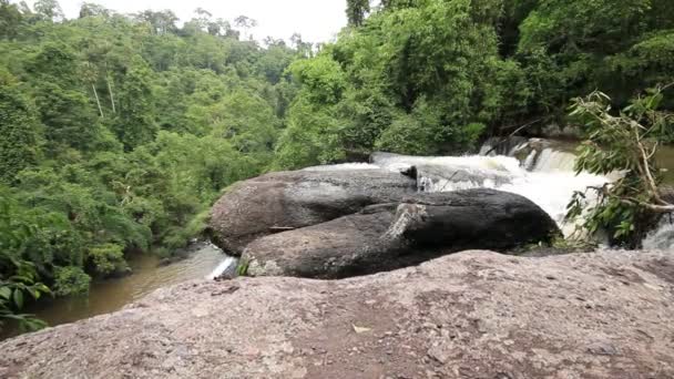 Wasserfall Set Montage, haew su wat Wasserfall Tropenwald, Khao yai Nationalpark, Thailand.