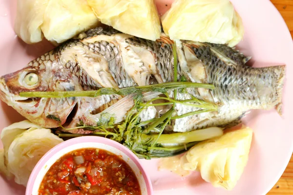 Gedünsteter Fisch mit Gemüse. — Stockfoto